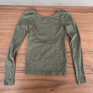 Green fitted long sleeve be free people dress shirt. Half back t-shirt